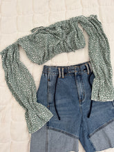 Cargar imagen en el visor de la galería, Green Crop Top XS