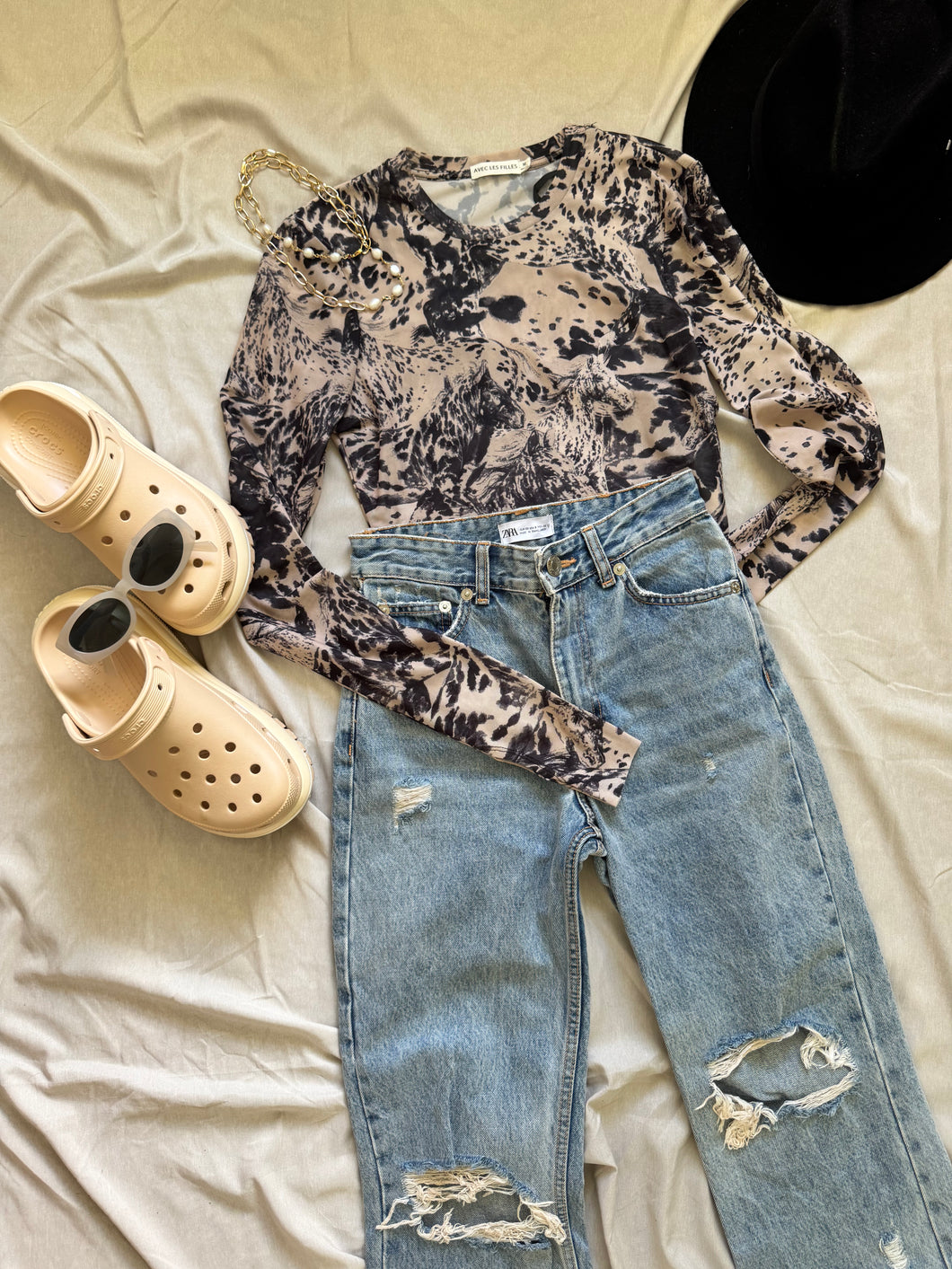 Horse Creamy Black Top Medium