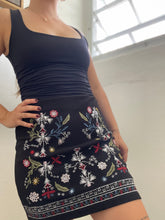 Cargar imagen en el visor de la galería, Floral Black Skirt Medium
