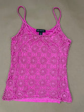 Cargar imagen en el visor de la galería, Pink Crochet Top Medium
