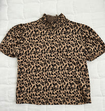 Cargar imagen en el visor de la galería, Animal Print Top Medium
