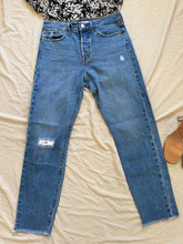 Cargar imagen en el visor de la galería, Levi&#39;s Wedgie Jeans Size 27
