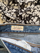 Cargar imagen en el visor de la galería, Levi&#39;s Wedgie Jeans Size 27
