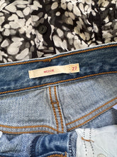 Cargar imagen en el visor de la galería, Levi&#39;s Wedgie Jeans Size 27
