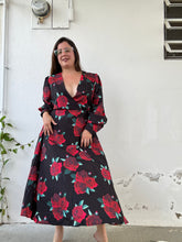 Cargar imagen en el visor de la galería, Retro Roses Dress Large.
