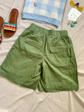 Cargar imagen en el visor de la galería, Green Short Small
