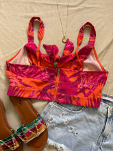 Cargar imagen en el visor de la galería, Tropi Crop Top Medium
