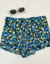 Cargar imagen en el visor de la galería, Floral Short best fit Small
