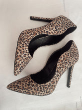 Cargar imagen en el visor de la galería, Animal Print Shoes
