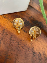 Cargar imagen en el visor de la galería, Pearl clip earrings
